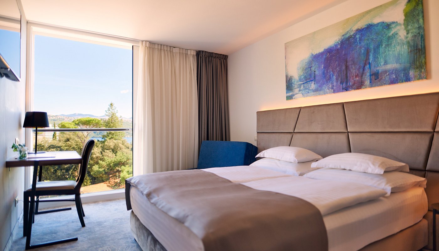Luxury Hotel 3